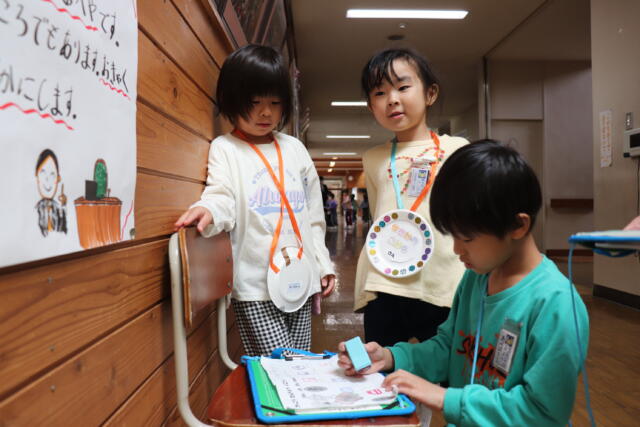 １・２年生　学校探検